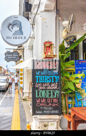 Phuket, Thailand - 11 April 2017: Zeichen außerhalb einer Café-bar auf Yaowarat Road. Viele Cafes in der Stadt entstanden. Stockfoto