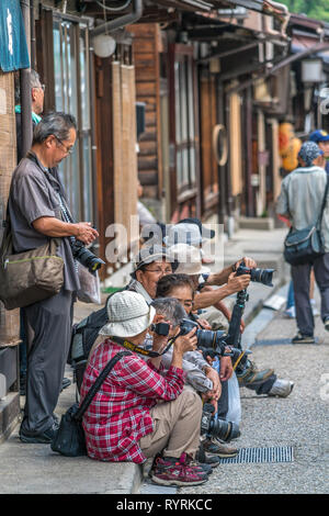 Narai-Juku, Japan - 12. August 2017: Gruppe von Fotografen Spaß vor der traditionellen Häuser im alten Dorf Naraijuku in Kiso Tal dur Stockfoto