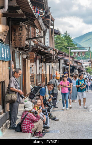 Narai-Juku, Japan - 12. August 2017: Gruppe von Fotografen Spaß vor der traditionellen Häuser im alten Dorf Naraijuku in Kiso Tal dur Stockfoto