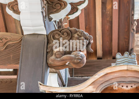 Nara - 25. August 2017: aus Holz geschnitzte Shishi Lion riechen Ornamen an Jokyoji oder Joukyouji Tempel, auf Sanjo Straße in Nara entfernt ist ein Jodo Shinshu sec Stockfoto