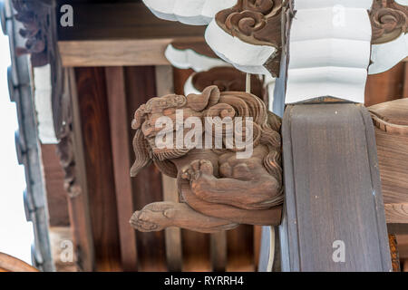 Nara - 25. August 2017: aus Holz geschnitzte Shishi Lion riechen Ornamen an Jokyoji oder Joukyouji Tempel, auf Sanjo Straße in Nara entfernt ist ein Jodo Shinshu sec Stockfoto