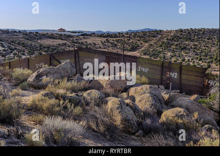 US-mexikanischen Grenze Zaun, "Landung mat" Stil, jacumba Kalifornien, April 2018 Stockfoto