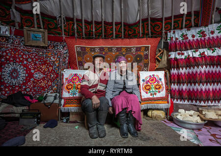 Bayan Olgii, Mongolei, 29. September 2015: Mongoilian Familie in Ihrem Hause Jurte Stockfoto