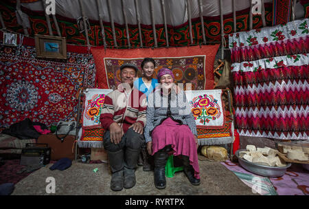 Bayan Olgii, Mongolei, 29. September 2015: Mongoilian Familie in Ihrem Hause Jurte Stockfoto