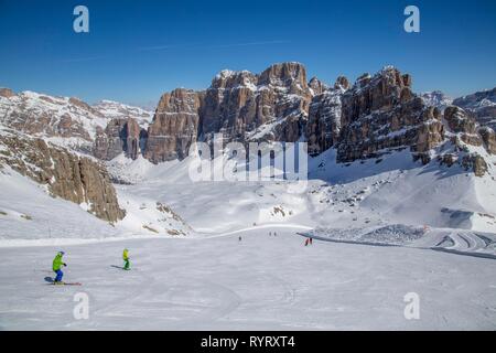 Skifahrer auf Skipisten am Lagazuoi, Cortina d'Ampezzo, Dolomiten, Venetien, Italien Stockfoto