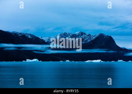 Treibeis in Scoresbysund im Morgengrauen, Scoresbysund, Ostgrönland, Grönland Stockfoto