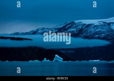 Treibeis in Scoresbysund im Morgengrauen, Scoresbysund, Ostgrönland, Grönland Stockfoto