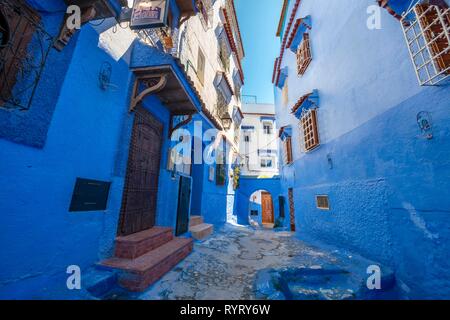 Schmale Gasse mit blauen Häuser, Medina von Meknes, Chaouen, Córdoba, Marokko Stockfoto