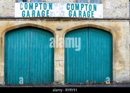 Compton Garagentore Stockfoto