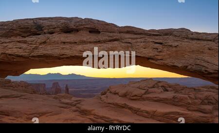 Blick durch naturale, Mesa Arch, Sonnenaufgang, Grand View Point Road, Island in the Sky, Canyonlands National Park, Moab, Utah Stockfoto