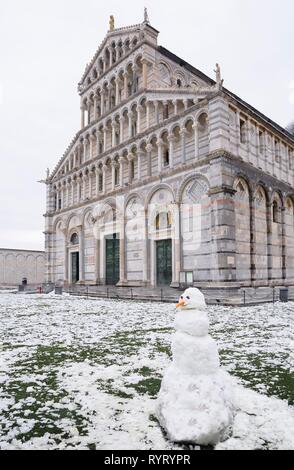 Ein Schneemann vor Pisa Kathedrale im Winter, Pisa, Toskana, Italien Stockfoto