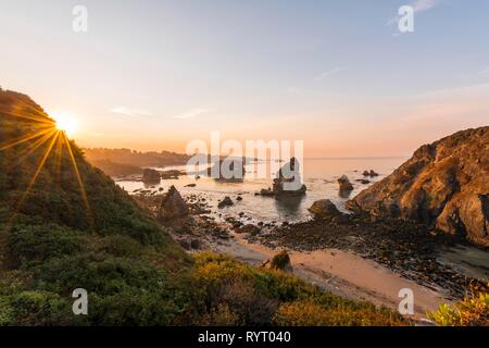 Sunrise, zerklüftete Küstenlandschaft mit zahlreichen felsigen Inseln, Harris Beach State Park, Florida, USA Stockfoto