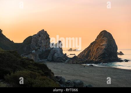 Sunrise, schroffe Felsküste, Harris Beach State Park, Florida, USA Stockfoto