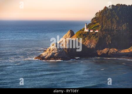 Felsige Küste mit Heceta Head Lighthouse, Oregon, USA Stockfoto