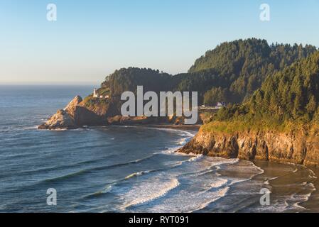 Felsige Küste mit Heceta Head Lighthouse, Oregon, USA Stockfoto