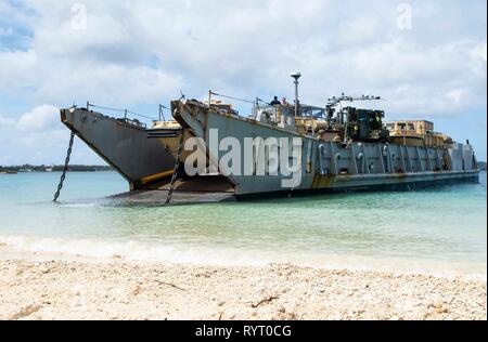 190312-N-DX 072-1193 APRA HARBOR, Guam (12. März 2019) - Landing Craft, Utility (LCU) 1651, zugeordnet zu den Naval Beach (NBU) 7, steht zum Abrufen von Marines zur 31 Marine Expeditionary Unit (MEU) während eines simulierten Strand raid zugeordnet. Die amphibious Transport dock Schiff USS Green Bay LPD (20), Teil der Commander amphibischen Squadron 11, arbeitet in der Region Interoperabilität mit Partnern zu verbessern und dienen als ready-Response Force für jede Art von Kontingenz. (U.S. Marine Foto von Mass Communication Specialist 2. Klasse Anaid Bañuelos Rodriguez) Stockfoto