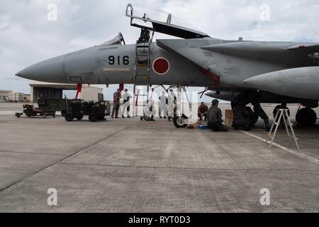 Mitglieder der Japan Air Verteidigung-kraft Host eine bilaterale Waffen Training mit US Air Force Piloten aus dem 18 Flügel, 11. März 2019, in Naha, Japan. Die Ausbildung macht die US-Flieger und JASDF Mitglieder mit jeweils anderen Praktiken und Ziele Prozesse durch beide Organisationen zu verbessern. (U.S. Air Force Foto von älteren Flieger Kristan Campbell) Stockfoto