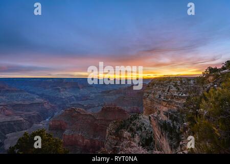 Schlucht des Grand Canyon bei Sonnenaufgang, Colorado River, Ansicht von Rim laufen, erodierten Felsformationen, South Rim Stockfoto