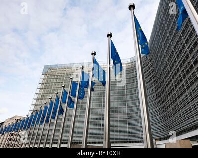 Europaflaggen vor dem Berlaymont-Gebäude, dem Sitz der Europäischen Kommission, Europaviertel, Brüssel, Belgien Stockfoto