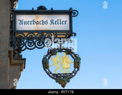 Hängende shop Zeichen vom Restaurant Auerbachs Keller, Abbildungen von Mephisto und Faust, Leipzig, Sachsen, Deutschland Stockfoto