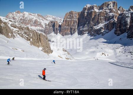 Skifahrer auf Skipisten am Lagazuoi, Cortina d'Ampezzo, Dolomiten, Venetien, Italien Stockfoto