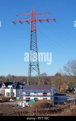 Neue Konstruktion unter elektrischen Hochspannungsleitung, Hamburg, Deutschland Stockfoto