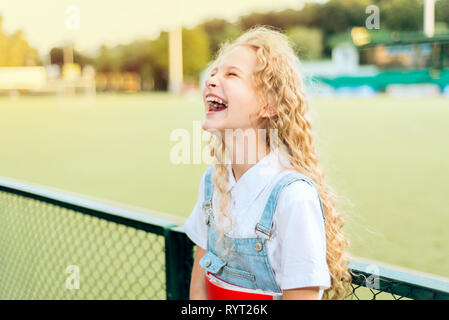 Junges Mädchen lächelt und lacht weit zeigt Zähne Stockfoto