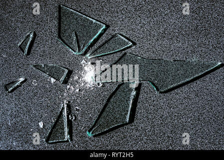 Zerbrochenes Glas zu Stücken. Textur Hintergrund Stockfoto