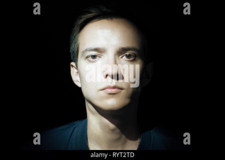 Dramatische Portrait des jungen Mannes. dunklen Hintergrund. Stockfoto