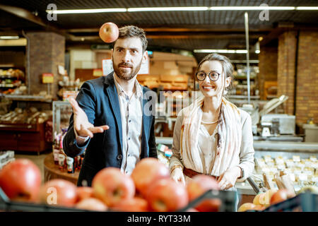 Junges Paar Auswahl Äpfel beim Kauf von Lebensmitteln im Supermarkt Stockfoto