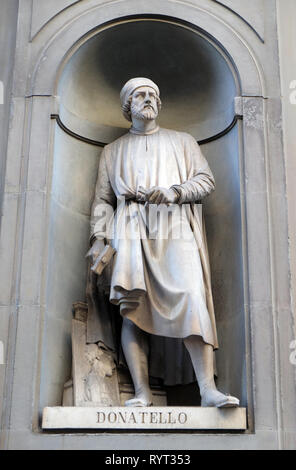 Donatello, Statue, die in den Nischen der Säulenhalle, die Uffizien in Florenz Stockfoto