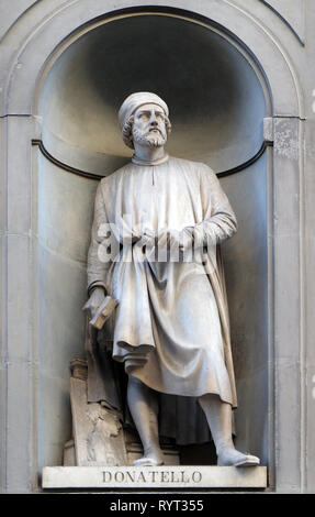 Donatello, Statue, die in den Nischen der Säulenhalle, die Uffizien in Florenz Stockfoto