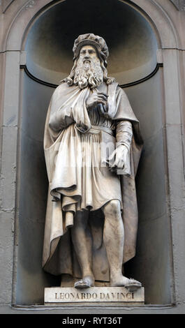 Leonardo da Vinci, Statue, die in den Nischen der Säulenhalle, die Uffizien in Florenz Stockfoto