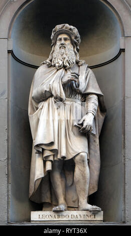 Leonardo da Vinci, Statue, die in den Nischen der Säulenhalle, die Uffizien in Florenz Stockfoto