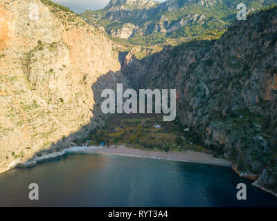 Hohen winkel Luftaufnahme vom Ozean in Butterfly Valley Strand und Klippen in Fethiye, Türkei Stockfoto