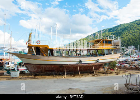 Boot auf Holzstützen in einem Trockendock in Fethiye, Türkei neu gestrichen, Stockfoto