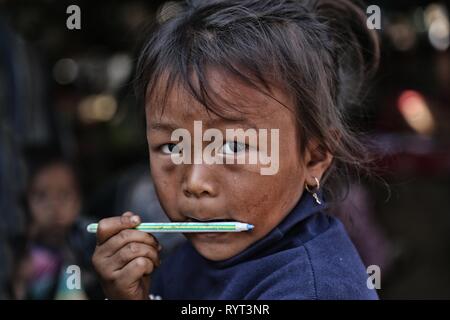 Mädchen mit Stift, Porträt, Bosco, Provinz Ratanakiri, Kambodscha Stockfoto