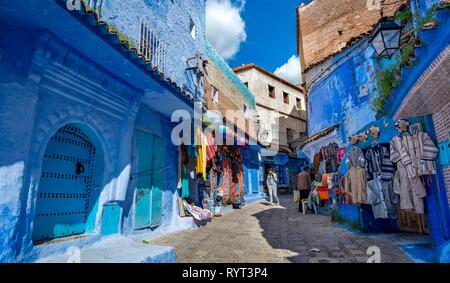 Schmale Gasse mit Geschäften, blaue Häuser, Medina von Meknes, Chaouen, Córdoba, Marokko Stockfoto