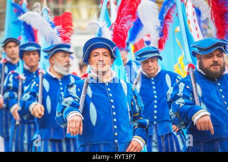 Teilnehmer im Calcio Storico Fiorentino Festival marschieren durch das Zentrum der Stadt in historischen Kostümen, Florenz, Toskana Stockfoto