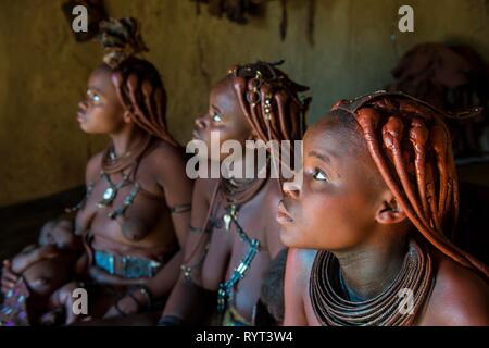 Frauen Himba in ihrer Hütte, Kaokoveld, Namibia Stockfoto