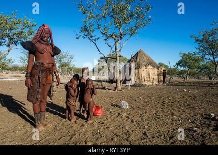 Frau Himba mit ihren Kindern im Dorf, Sesriem, Kaokoveld, Namibia Stockfoto