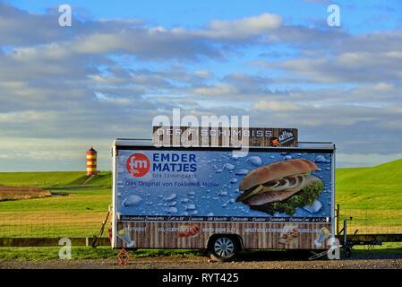 Geschlossen Fisch snack Auto steht auf dem Parkplatz vor dem Pilsumer Leuchtturm Pilsum, Ostfriesland, Niedersachsen, Deutschland Stockfoto