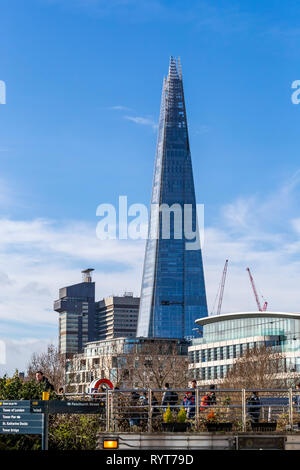 Der Shard dominiert die Skyline von London. Hier von Tower Hill gesehen. London. Großbritannien Stockfoto