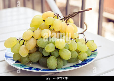 Frische reife grüne Trauben auf Platte, vegetarische Konzept Stockfoto