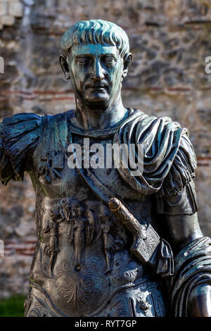 Statue glaubt, von dem römischen Kaiser Trajon zu sein, durch die Überreste der römischen Stadt, Wand, Tower Hill. London. Großbritannien Stockfoto