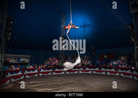 Carrigaline, Cork, Irland. 14. März, 2019. Talia Hawker führt an der Antenne Seiden während ihrer Performance im Circus Gerbola, die bis Montag in Carrigaline, Co Cork, Irland, ist. Quelle: David Creedon/Alamy leben Nachrichten Stockfoto