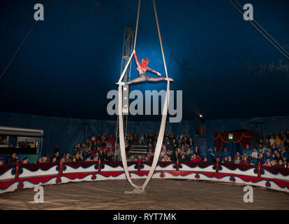 Carrigaline, Cork, Irland. 14. März, 2019. Talia Hawker führt an der Antenne Seiden während ihrer Performance im Circus Gerbola, die bis Montag in Carrigaline, Co Cork, Irland, ist. Quelle: David Creedon/Alamy leben Nachrichten Stockfoto