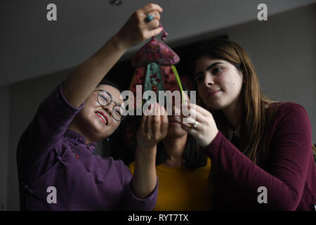 (190315) - NANJING, März 15, 2019 (Xinhua) - Fu Hanlu stellt Studenten aus Panama Stickerei arbeitet in Guangfu Stadt Wuzhong District Suzhou, Osten Chinas Provinz Jiangsu, am 14. März 2019. Fu Xianghong und ihre Tochter Fu Hanlu waren von einer langen Linie der Stickerei. Im Jahr 2015 Fu Xianghong war als Vertreter der Meister der Suzhou Stickerei, die als ein immaterieller Suzhou's Erbe aufgeführt wurde ernannt. Ihre Werke von einzigartigen Stil mit Zweckmäßigkeit und Kunstfertigkeit wurden jemals während der Fashion Week in Peking und Paris Fashion Week präsentiert. Ihre Tochter Fu Hanlu zeigten auch großes interes Stockfoto