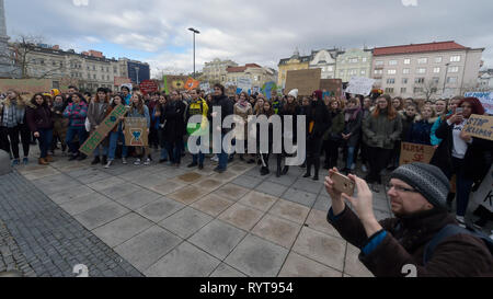 Ostrava, Tschechische Republik. 15 Mär, 2019. Studentische Initiative Freitags für die Zukunft organisiert secondary school Strike für Klima am Freitag, den 15. März 2019, in Ostrava, Tschechische Republik. Credit: Jaroslav Ozana/CTK Photo/Alamy leben Nachrichten Stockfoto