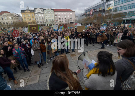 Ostrava, Tschechische Republik. 15 Mär, 2019. Studentische Initiative Freitags für die Zukunft organisiert secondary school Strike für Klima am Freitag, den 15. März 2019, in Ostrava, Tschechische Republik. Credit: Jaroslav Ozana/CTK Photo/Alamy leben Nachrichten Stockfoto